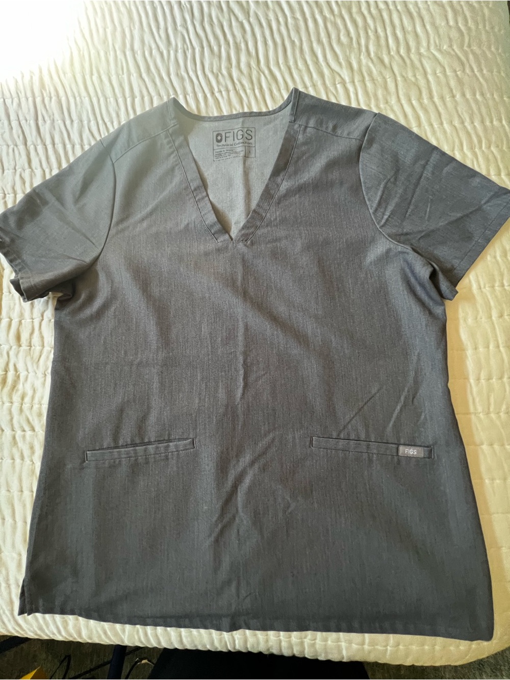 FIGS TWO POCKET SCRUB “TECHNICAL COLLECTION” GRAY “V” NECK SIZE LARGE